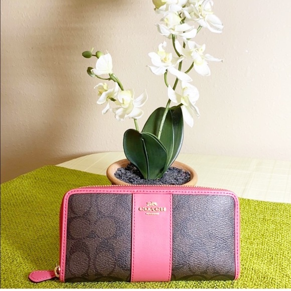 Coach Handbags - 🎉Host Pick🎉Coach Accordion ZIP Wallet